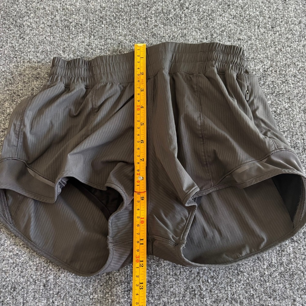 Lululemon Hotty Hot Short II 2.5 Inch Dark Carbon Grey Size 4 W7ASZS - Picture 3 of 7